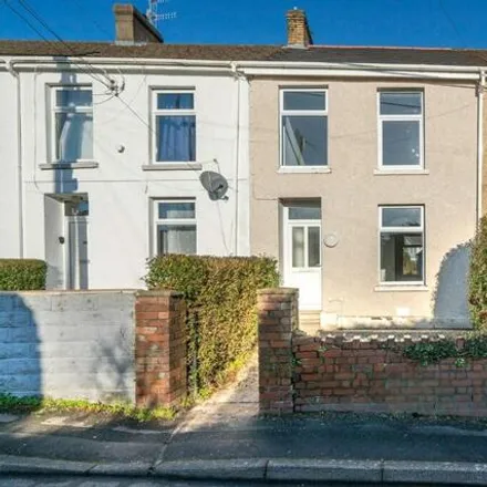 Rent this 3 bed townhouse on Bryngwyn Road in Dafen, SA14 8SE