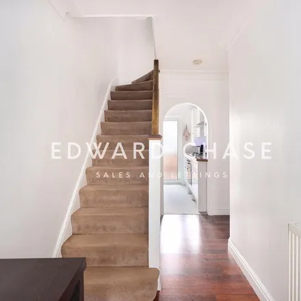 Image 2 - Springfield Drive, London, IG2 6QS, United Kingdom - Townhouse for rent