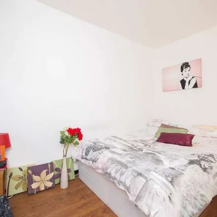 Image 7 - 31-50 Shadwell Gardens, St. George in the East, London, E1 2QJ, United Kingdom - Apartment for rent