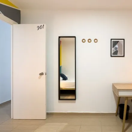 Image 3 - Carrer d'Aroles, 5, 08002 Barcelona, Spain - Room for rent