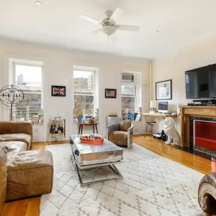 Rent this 4 bed townhouse on 133 West 78th Street in New York, NY 10024