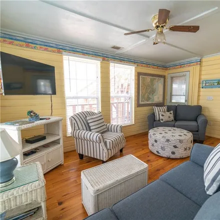 Image 5 - 13 Lovell Avenue, Tybee Island, Chatham County, GA 31328, USA - House for sale