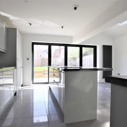 Image 4 - 15 Foxley Gardens, London, CR8 2DQ, United Kingdom - House for rent