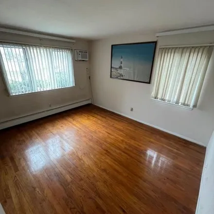 Rent this 4 bed apartment on 103 Willets Drive in Syosset, NY 11791