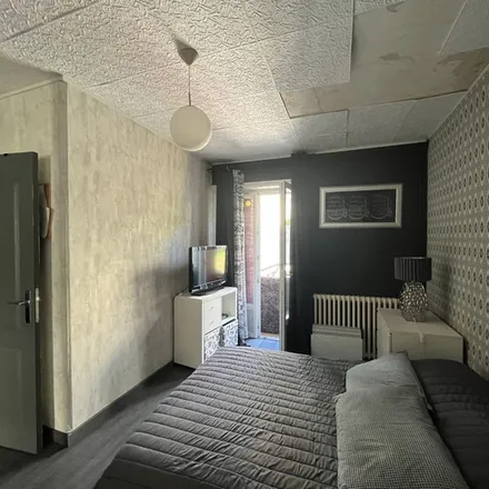 Image 2 - 4 Place de l'Hôtel de Ville, 08000 Charleville-Mézières, France - Apartment for rent
