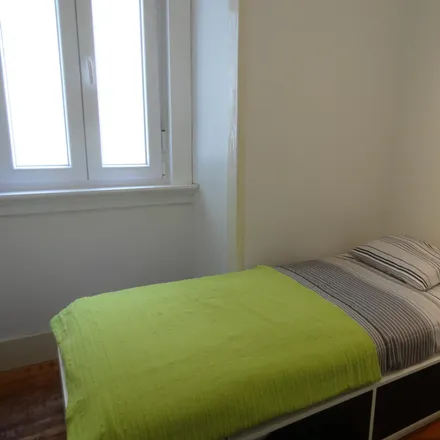 Rent this 5 bed room on Rua Filipe da Mata in 1600-993 Lisbon, Portugal