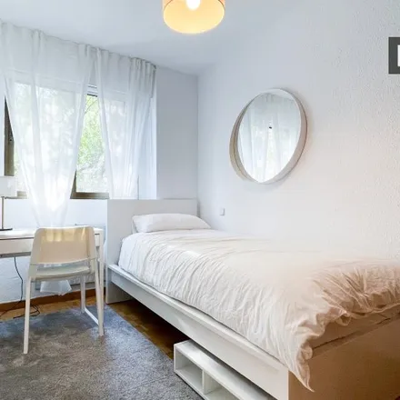 Rent this 3 bed room on Madrid in Félix Rguez. de la Fuente Nº 12, Calle de Félix Rodríguez de la Fuente