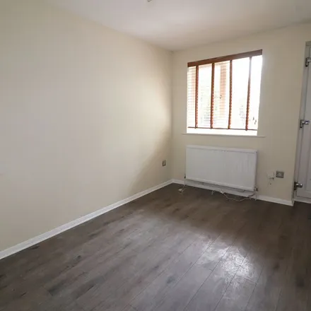 Image 7 - Bairstow Eves, Fleming Road, South Ockendon, RM16 6EW, United Kingdom - Apartment for rent