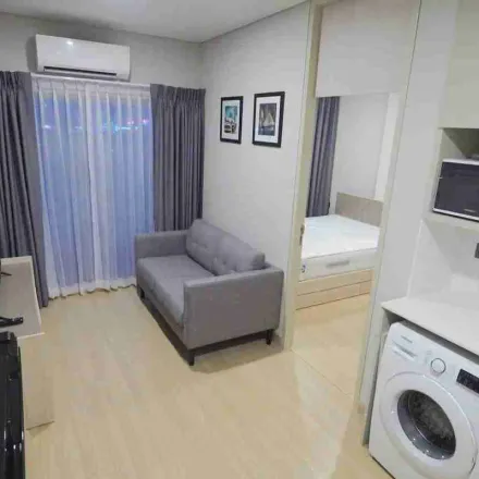 Rent this 1 bed apartment on Phetchaburi Road in Ratchathewi District, 10400