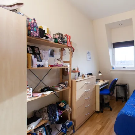 Rent this 4 bed room on Hendre Road in London, SE1 5NH