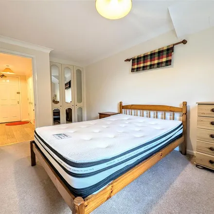 Image 5 - 1-26 Burghley Hall Close, London, SW19 6TN, United Kingdom - Apartment for rent