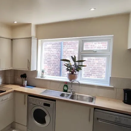 Rent this 6 bed house on 14 Brailsford Road in Nottingham, NG7 2JU