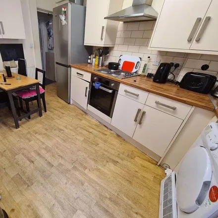 Rent this 5 bed house on Hyde Park Terrace in Leeds, LS6 1AG