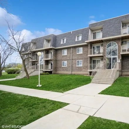 Rent this 3 bed condo on 887 Tree Lane in Prospect Heights, Wheeling Township