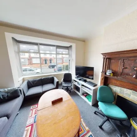 Image 2 - Victoria Court, 224 Kirkstall Lane, Leeds, LS6 3DS, United Kingdom - Townhouse for rent