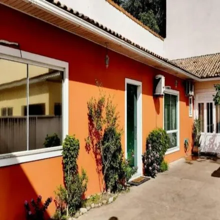 Buy this 4 bed house on Faculdade de Direito de Campos in Rua Tenente Coronel Cardoso 349, Centro