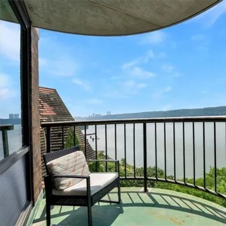 Image 2 - 2521 Palisade Ave Apt 3A, New York, 10463 - Condo for sale
