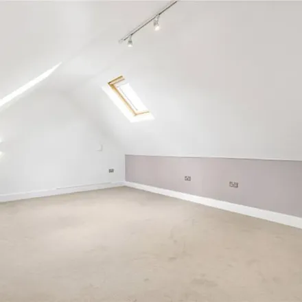 Image 5 - Cockfosters Road, London, EN4 0DX, United Kingdom - Apartment for rent