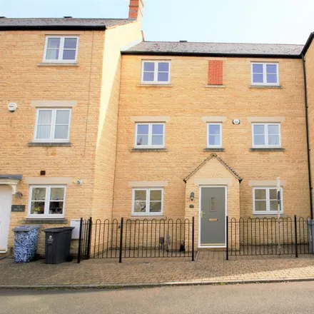Rent this 3 bed townhouse on Pine Rise in Witney, OX28 1EY