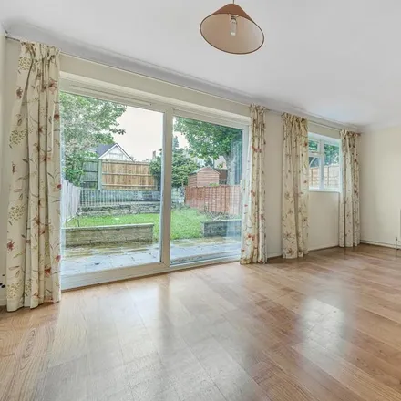 Rent this 3 bed townhouse on 8 Franklin Close in Oakleigh Park, London