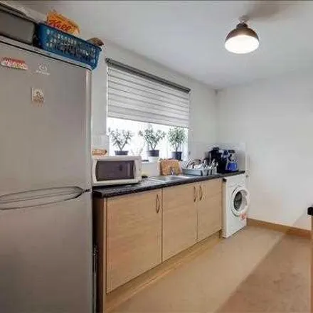 Image 3 - Joyners Close, London, RM9 5AL, United Kingdom - Apartment for rent