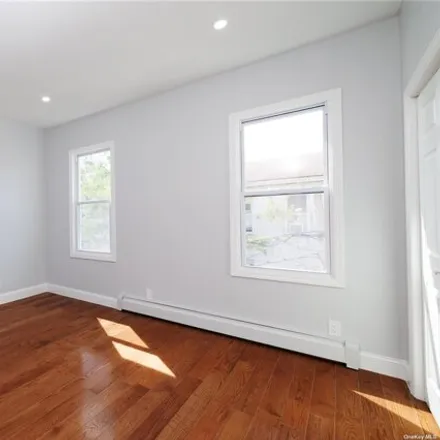 Image 4 - 702 Linden Boulevard, New York, NY 11203, USA - House for sale