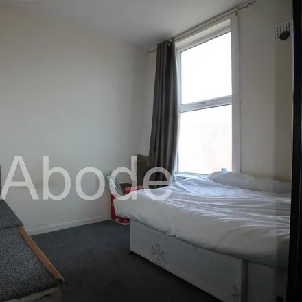 Image 5 - Broomfield Place, Leeds, LS6 3BW, United Kingdom - Apartment for rent