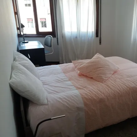 Rent this 3 bed room on Rua de Marquês Sá da Bandeira 532 in 4400-217 Vila Nova de Gaia, Portugal
