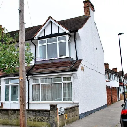 Rent this 3 bed townhouse on Warlingham Road in London, CR7 7DE