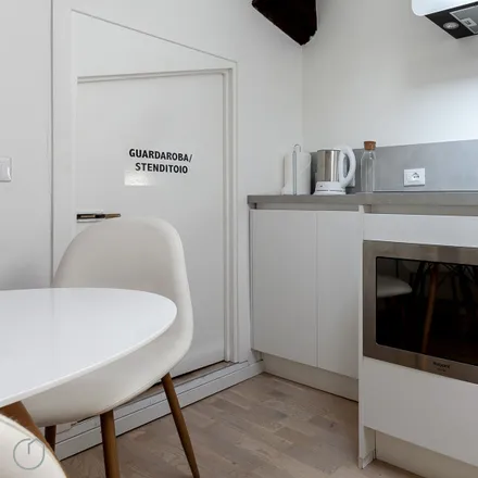 Image 5 - Via Alessandro Volta, 21, 20121 Milan MI, Italy - Apartment for rent