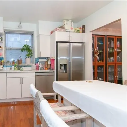 Image 9 - 1727 East 14th Street, New York, NY 11229, USA - House for sale