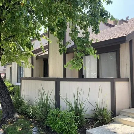 Image 2 - 7225 Shoup Avenue, Los Angeles, CA 91307, USA - Townhouse for sale