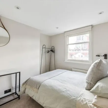 Rent this 4 bed townhouse on Marugame Udon in 449 Strand, London