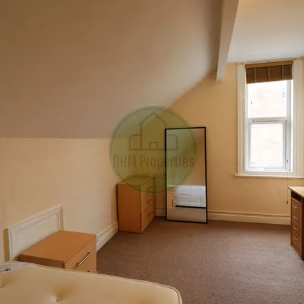 Rent this 5 bed apartment on Knowle Road in Leeds, LS4 2PJ