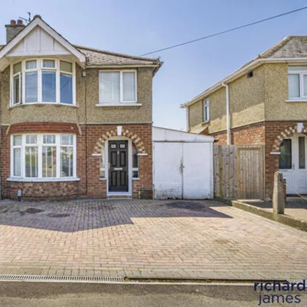 Buy this 3 bed duplex on Cumberland Road in Swindon, SN3 1BX