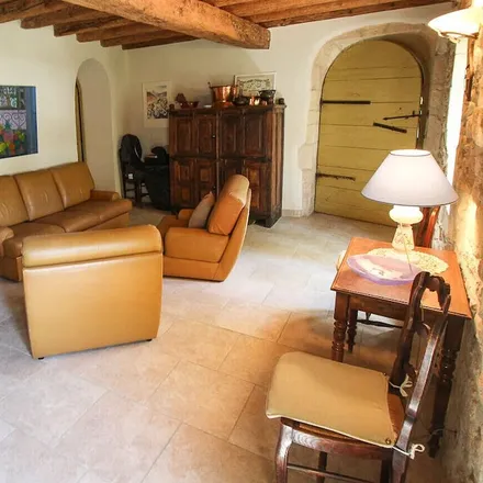 Rent this 4 bed house on 13103 Saint-Étienne-du-Grès