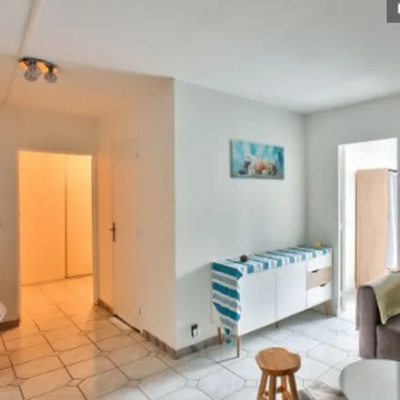 Rent this 6 bed apartment on Centre d'affaires le Pascal in Boulevard des Coquibus, 91000 Évry