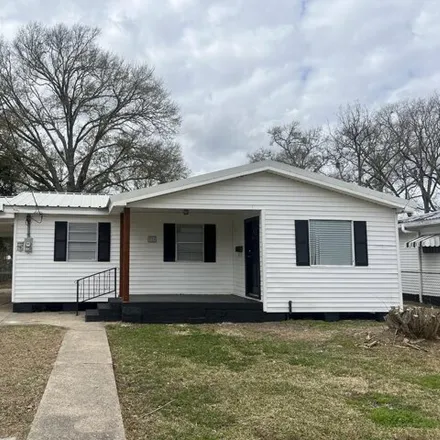 Rent this 4 bed house on 922 South Theater Street in St. Martinville, LA 70582