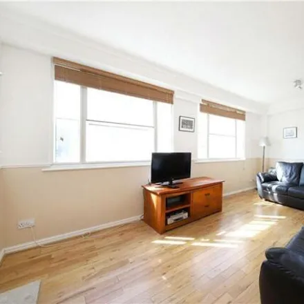 Image 8 - East Smithfield, London, E1W 1AP, United Kingdom - Apartment for rent