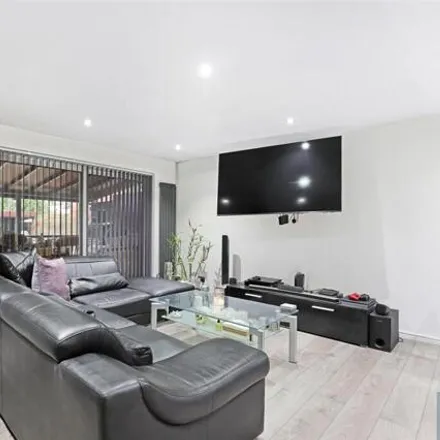 Image 3 - 282 Limes Avenue, Grange Hill, Chigwell, IG7 5LZ, United Kingdom - House for sale