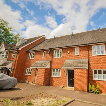 Rent this 2 bed townhouse on FitzGilbert Close in Gillingham, ME7 2WE