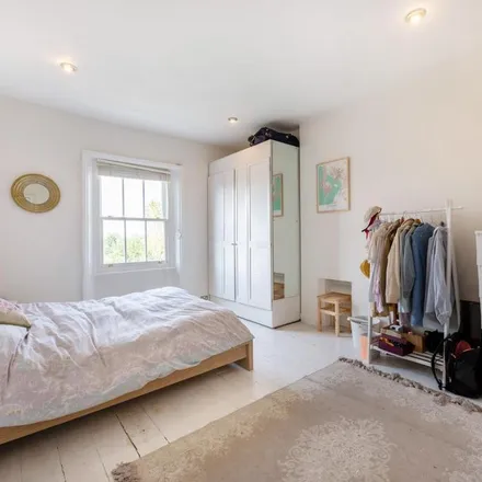 Image 2 - Clapham Common North Side, London, SW4 0AA, United Kingdom - Apartment for rent
