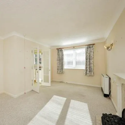 Image 7 - Chesham Road, Chesham Bois, HP6 5HN, United Kingdom - Apartment for sale