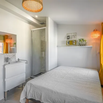 Image 2 - 23 Rue Veyssière, 33800 Bordeaux, France - Apartment for rent