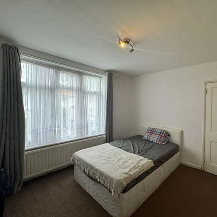 Rent this 3 bed townhouse on Oldberry Road in Burnt Oak, London