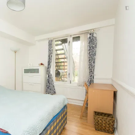 Rent this 4 bed room on 53-100 Powis Square in London, W11 2AX