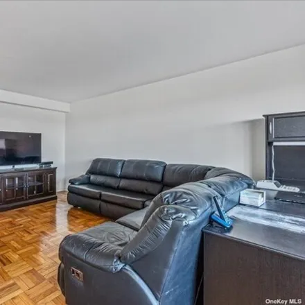 Image 9 - 17-85 215th Street, New York, NY 11360, USA - Apartment for sale