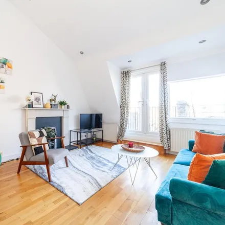 Rent this 3 bed apartment on Chepstow Hall in 29-31 Earl's Court Square, London