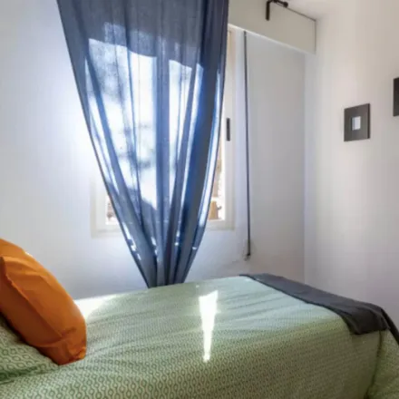 Rent this 5 bed room on Fet de Vidre in Plaça del Dramaturg Faust Hernández Casajuana, 3