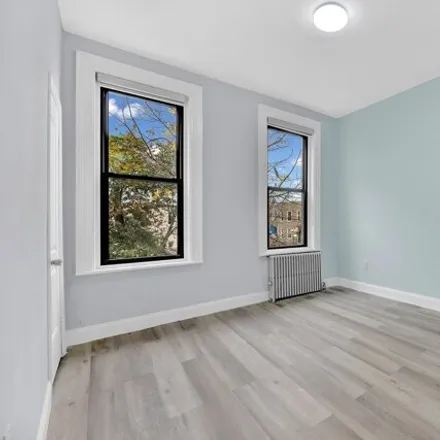 Image 6 - 60-31 54th Street, New York, NY 11378, USA - Townhouse for sale